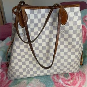 Selling this pre loved Louis Vuitton Neverfull GM D.